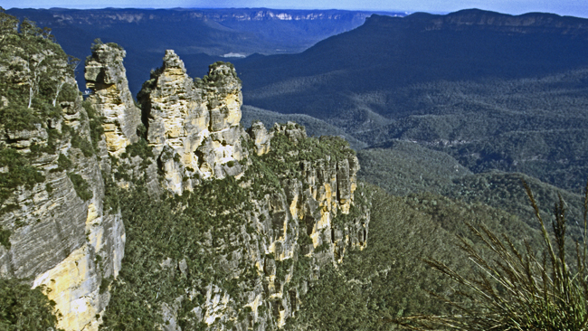 Die 'Three Sisters' erheben sich über die 'Blauen Berge' im Blue Mountain Nationalpark